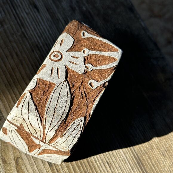 Nicole Pepper ModHomeCeramics White Floral lidded box in Red Clay Kurinuki - Picture 4 of 11